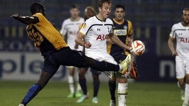 Tottenham Hotspur's Harry Kane (R) fights for the ball with Asteras Tripolis's Khalifa Sankare.