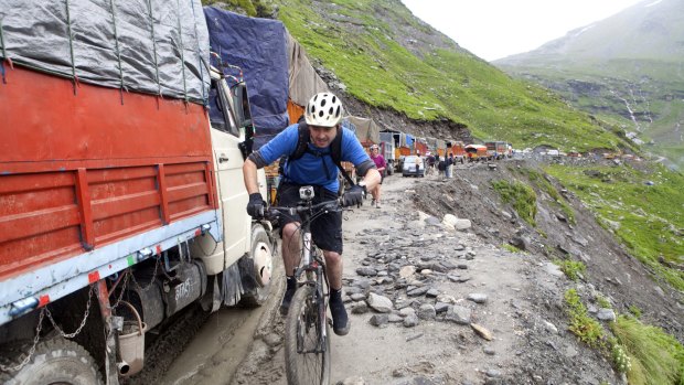 Cycling through a traffic jam on Rohtang La on the Manli to Leh highway.