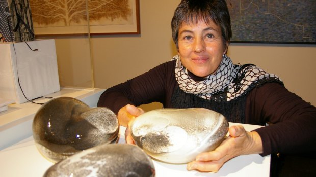 Nikki Main with her Waterhouse Natural Science Art Prize-winning work, Flood Stones, in 2010.