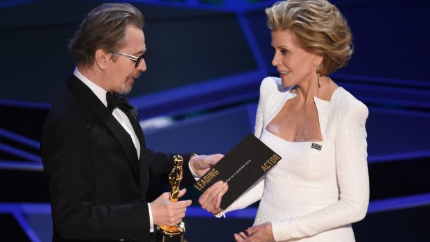Jane Fonda presents Oldman with the best actor award at the Oscars.