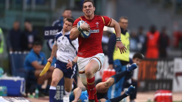 George North runs away to score for Wales.