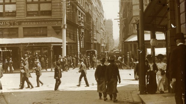 A view of Swanston Street from Flinders Lane (photo taken 1875 to 1910).