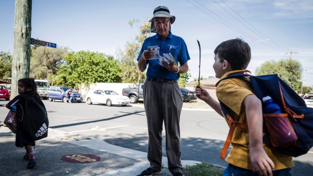 Peter Abetz campaigns outside Ashburton Drive Primary School.