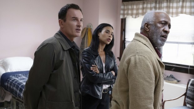 Julian McMahon, Roxy Sternberg and Willie Carpenter in FBI: Most Wanted.