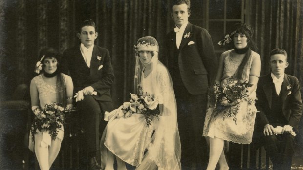 A portrait of a wedding party by Trissie Deazeley Studio in 1925.
