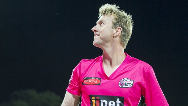 Brett Lee nearly took the Sixers into a Super Over with late wickets.