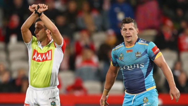 Referee Matt Cecchin places Greg Bird on report against the Dragons.