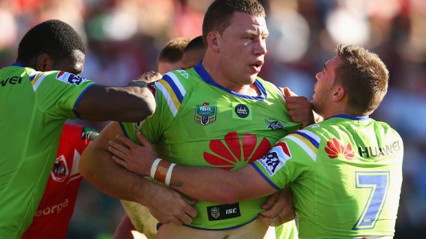 Shannon Boyd has re-signed with the Canberra Raiders until the end of 2018..