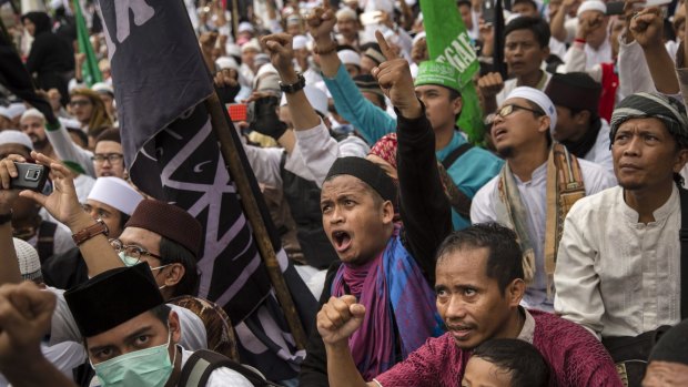 Thousands of Indonesian Muslims protest Ahok in late March.