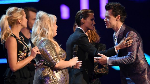 Harry Styles accepts the ARIA for Best International Artist from the cast of Pitch Perfect 3 (L-R) Anna Camp, Rebel Wilson and Ruby Rose.
