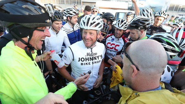 Lance Armstrong chats to cyclists in Auckland.
