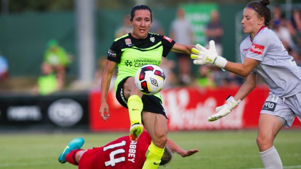 Lisa De Vanna could return to Canberra United for the 2017-18 W-League season.
