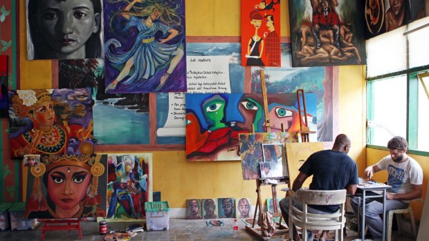 Australian artist Ben Quilty teaches Sukumaran to paint in Kerobokan Prison.