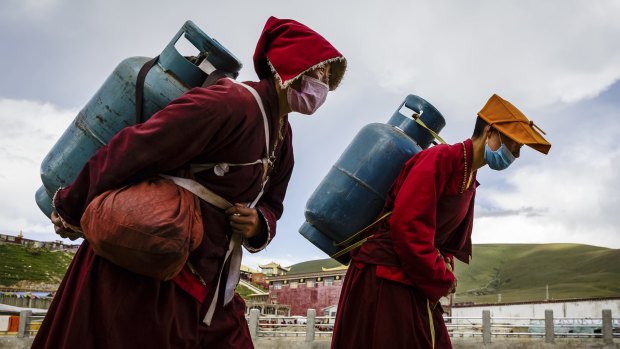 Aproximatley 10,000 nuns and monks call Yarchen Gar home. A fast flowing river divides the area in two; the monks live on an elevated bank west of the river, while the nuns are left with the muddy lowland area to the east.  Almost all physical labor at Yarchen is carried out by the nuns.