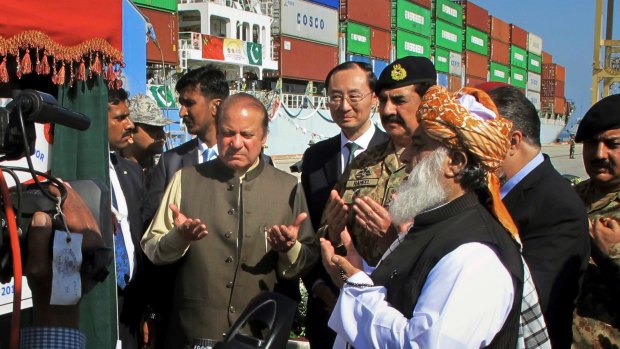Pakistani Prime Minister Nawaz Sharif, centre left, prays near Chinese Ambassador to Pakistan Sun Weidong, centre after inaugurating a new international trade route during a ceremony at the Gwadar port.