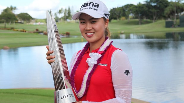 Minjee Lee poses with her trophy.