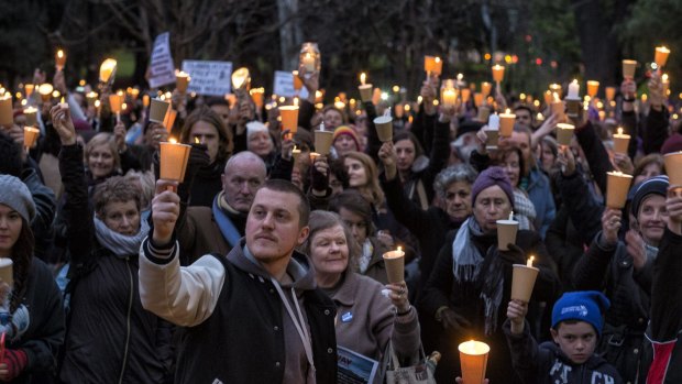 More than 1000 people gathered at a twilight vigil mourning asylum seekers who have died in their attempt to flee war-torn countries such as Syria.