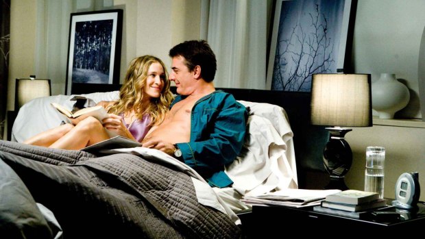 Carrie Bradshaw (Sarah Jessica Parker) and Big (Chris Noth) is their lavish New York apartment in <i>Sex and the City 2</i>.