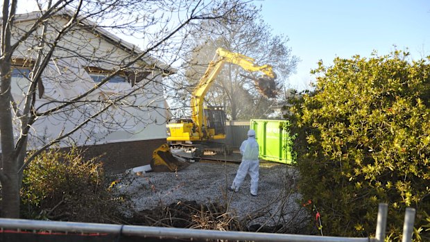 Demolition of a Mr Fluffy home in Melba.