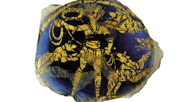 A golden glass medallion from the 4th century will be brought to Brisbane.