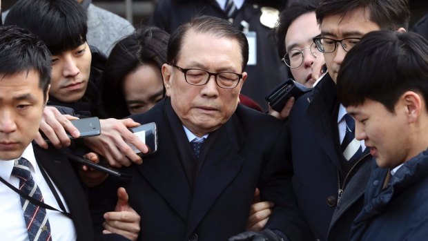 Former presidential chief of staff Kim Ki-choon, center, leaves the Seoul Central District Court in Seoul, South Korea, after attending a hearing on Friday.