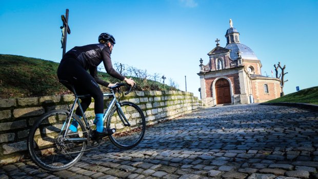 A cyclist on the final climb up the Muur van Geraardsbergen. 