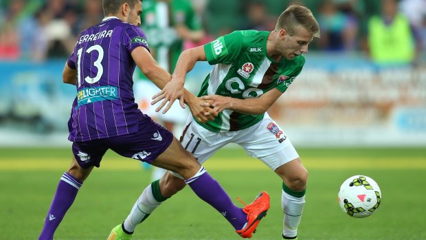 Exit: Andrew Hoole, right, and Diogo Ferreira of the Glory contest the ball during a clash at nib Stadium.