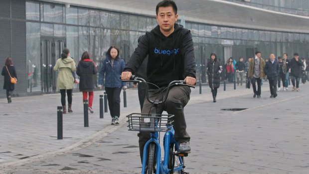 Bluegogo chief operating officer Sun Ye on one of the company's bikes.