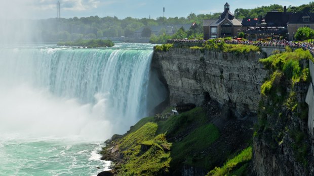 “听起来像地狱的咆哮的火灾”:瀑布后面的旅程是一个吸引力在尼亚加拉大瀑布,位于安大略省表岩石中心在加拿大的马蹄瀑布。