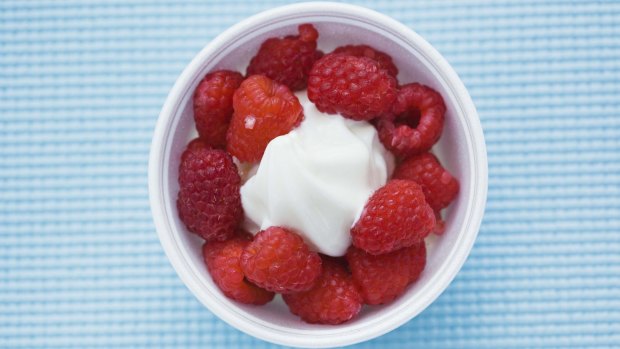 Berries = good. Berries with low fat yoghurt = bad.