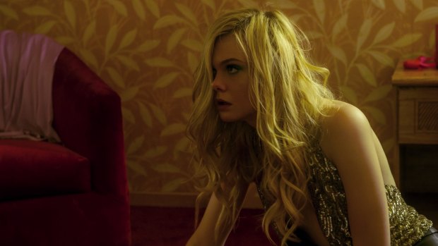 Elle Fanning plays a young hopeful Jesse, who arrives in LA from a small town and quickly makes a mark in the fashion industry.