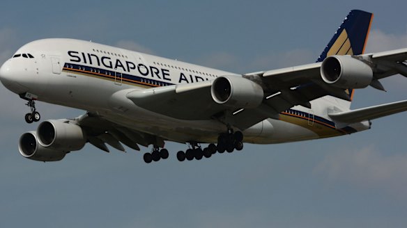 DRK79J Singapore Airlines Airbus A380 Super Jumbo on approach into London Heathrow Airport from Singapore str3-a380 SatDec9cover