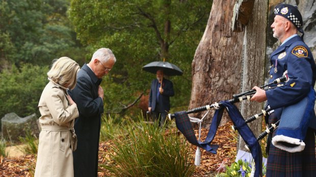 Malcolm Turnbull and his wife Lucy Turnbull lay a wreath during the 20th anniversary commemoration service of the Port Arthur massacre.