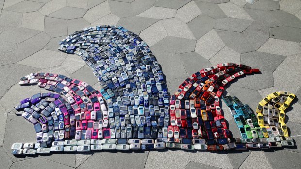 At UTS, a representation of the Sydney Opera House utilises 460 old mobile phones destined for recycling. 