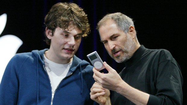 Apple CEO Steve Jobs and John Mayer look at the 2004 iPod mini.