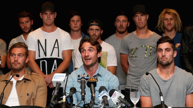 Jobe Watson flanked by his team mates in 2015. 