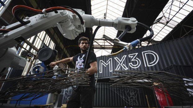 Autodesk software will be involved as Dutch company MX3D uses robots that "draw" in steel to print a bridge over water in Amsterdam.