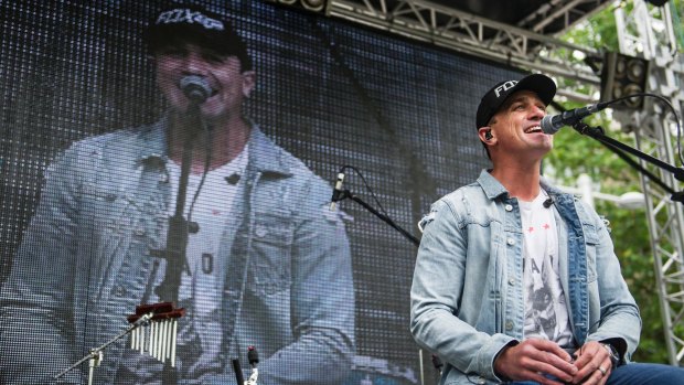Shannon Noll will continue to tour the nation despite recent run in with the law, says his manager.
