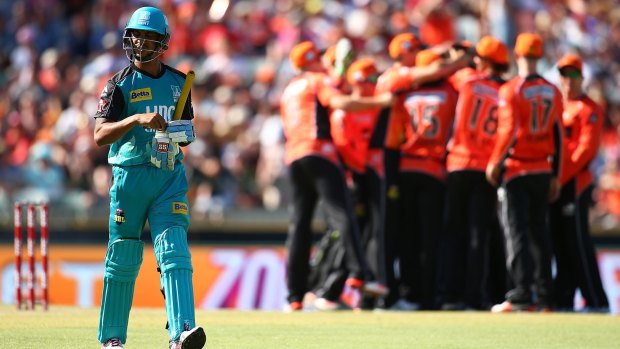It took Perth Scorchers quick Jason Behrendorff just two deliveries to get his first wicket, that of Lendl Simmons, after returning from a back injury.