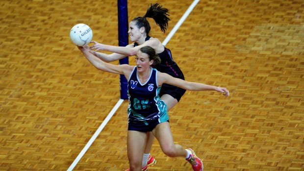 Canberra Darters player Simone Nalder challenges Victorian Fury's Emily Mannix in their Australian Netball League game this year.