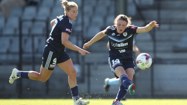 Melina Ayres scores a goal off this kick for Melbourne Victory. 