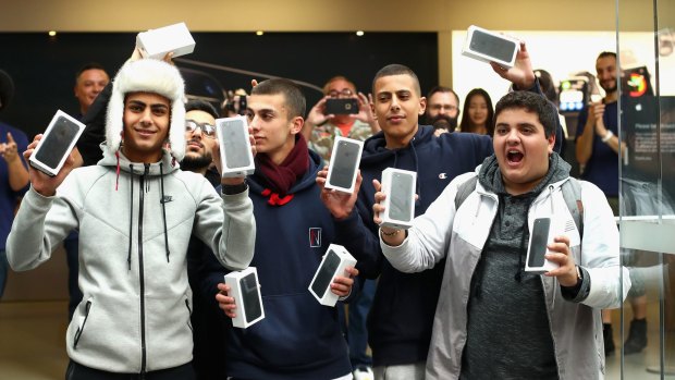 The first customers to buy the iPhone 7 at the Apple Store in Sydney.