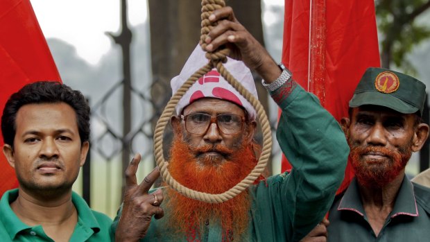Bangladeshi activists who have been campaigning for capital punishment for war criminals demonstrate outside the Supreme Court on November 18. 