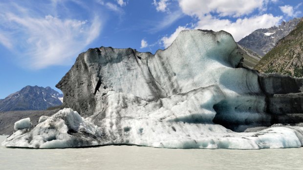 Icebergs on Tasman Lake, Mount Cook National Park. 