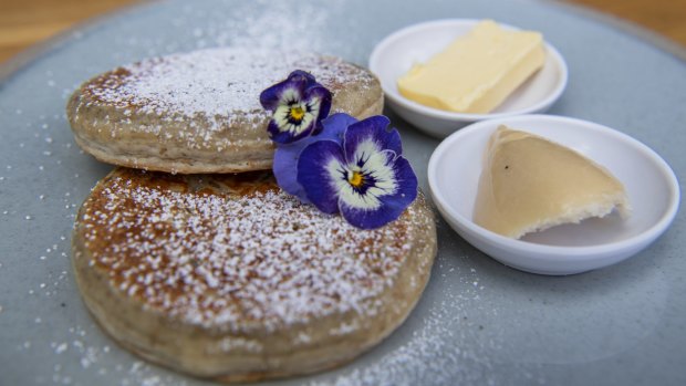 Crumpets with butter.