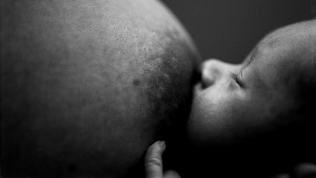 breatfeeding;afr;981215;pic by louise kennerley;saved in news;generic breastfeeding, childcare, baby, mother