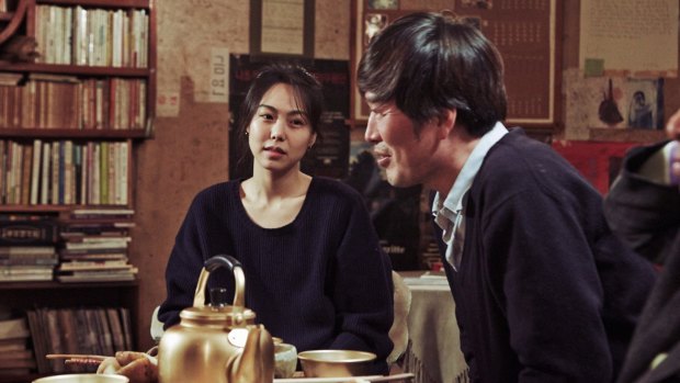 Kim Min-hee and Jung Jae-young in <i>Right Now, Wrong Then</i>.