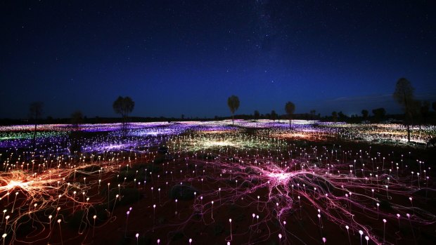 Coloured light
carpets the
desert around
Uluru.