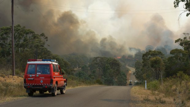 Fast moving bush fire at Widgiewa Rd on Captains Flat Road near Queanbeyan.