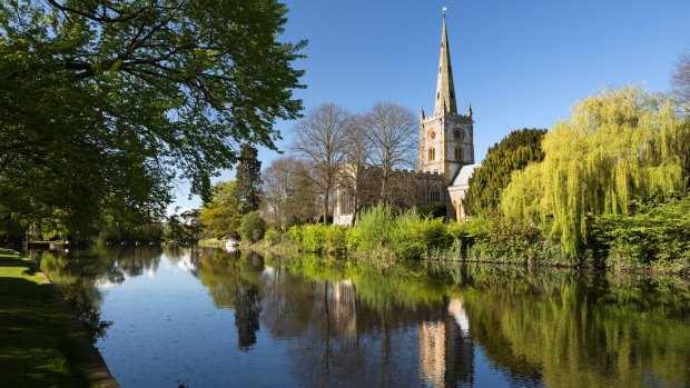  Holy Trinity Church (Shakespeare's burial place) on the River Avon, Stratford-upon-Avon, Warwickshire, England.